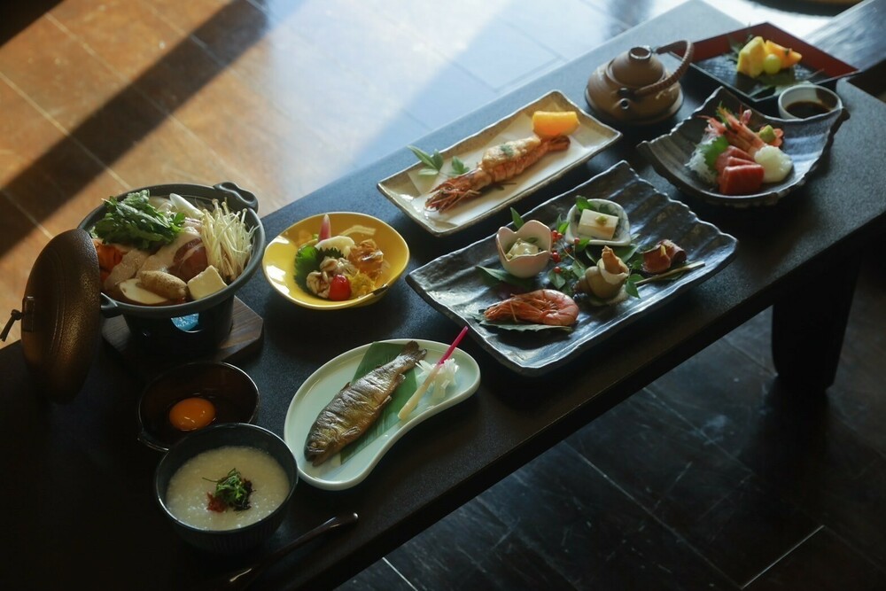 【하룻밤 저녁】 사계절마다 축복받은 풍광과 조건의 창작 요리의 대접～원천 걸려 흘려 온천을 전세로 만끽～