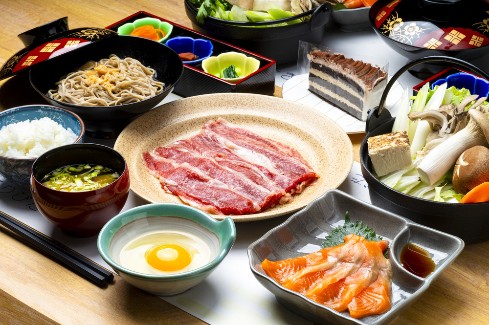 【連泊限定】1泊目は黒毛和牛すき焼き×2泊目はタラバガニ鍋｜朝はお弁当で早朝出発も安心◎源泉かけ流し