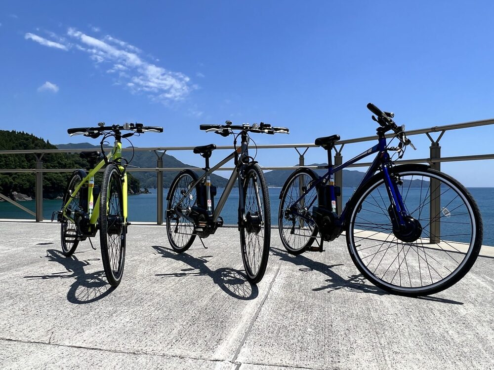 【防潮堤の上を走って絶景を体感！】電動自転車レンタル★海・山・まちを自由にめぐるサイクリング体験◎