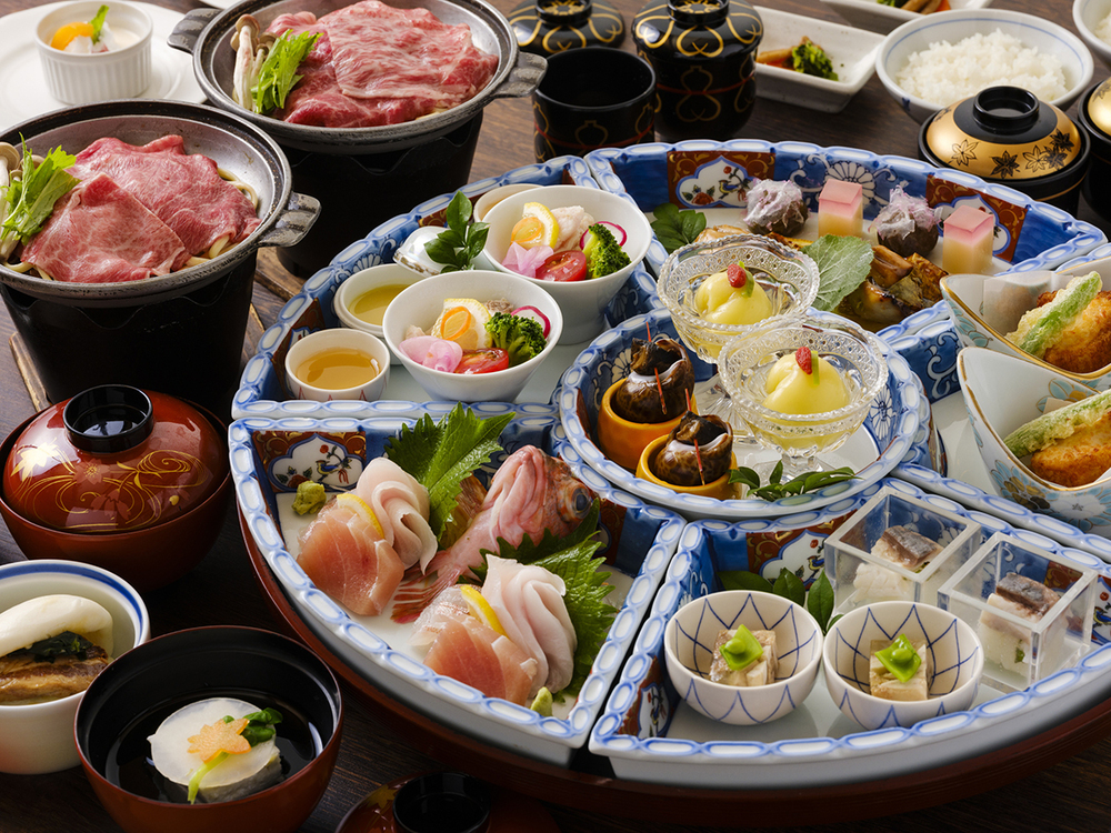【銀禧週限定優惠】包含2餐，晚餐暢飲，以及可在休息室和禮品店使用的1000日元代金券！