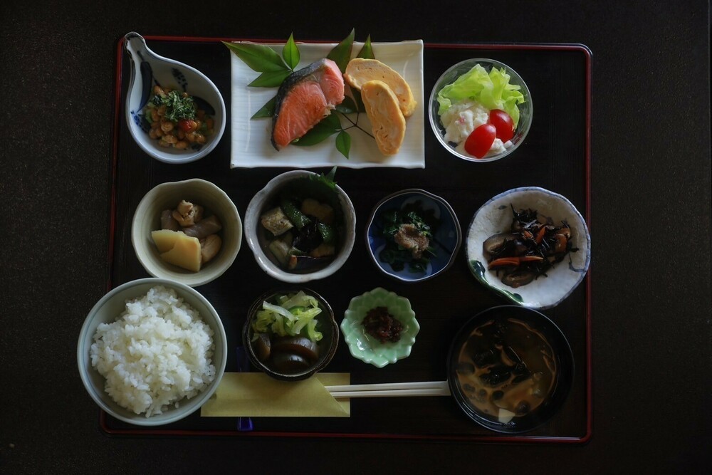 【하룻밤 아침 식사】 갓 구운 코시 히카리에 우오 누마 향토 요리 ~ 원천에 걸쳐 싱크대 온천을 전세로 만끽 ~