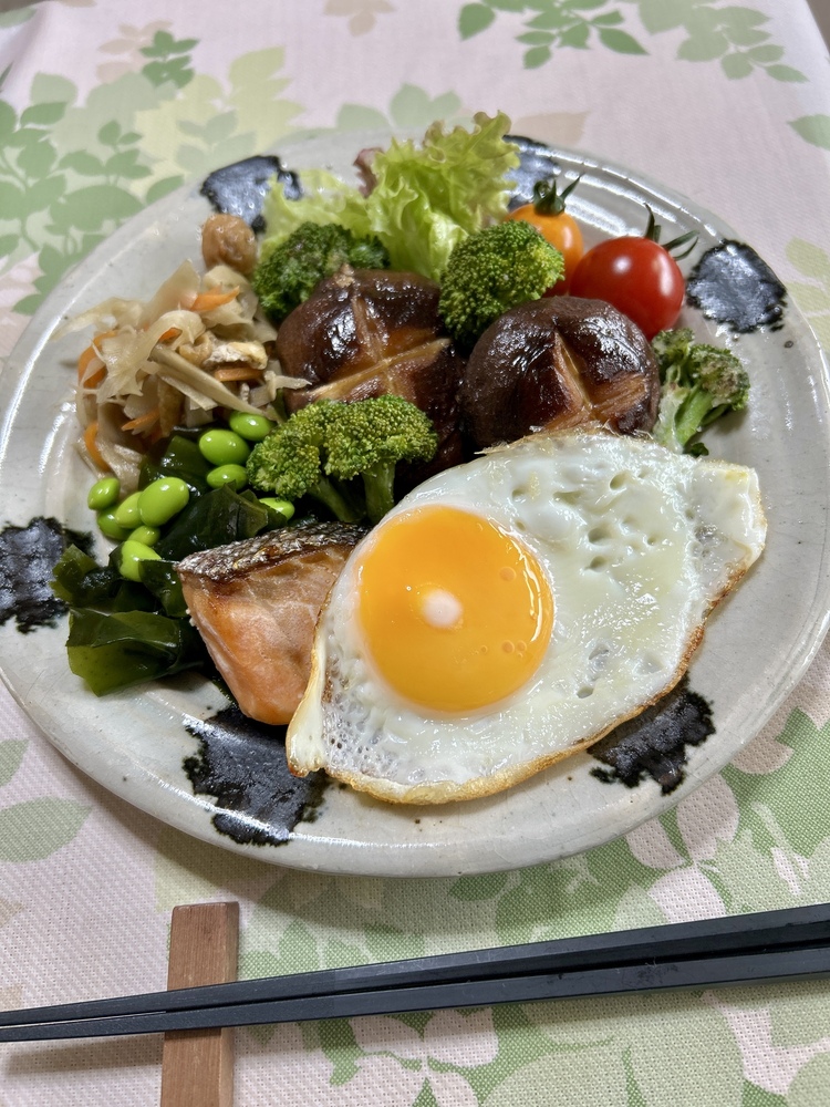 朝食とおむすび弁当付き