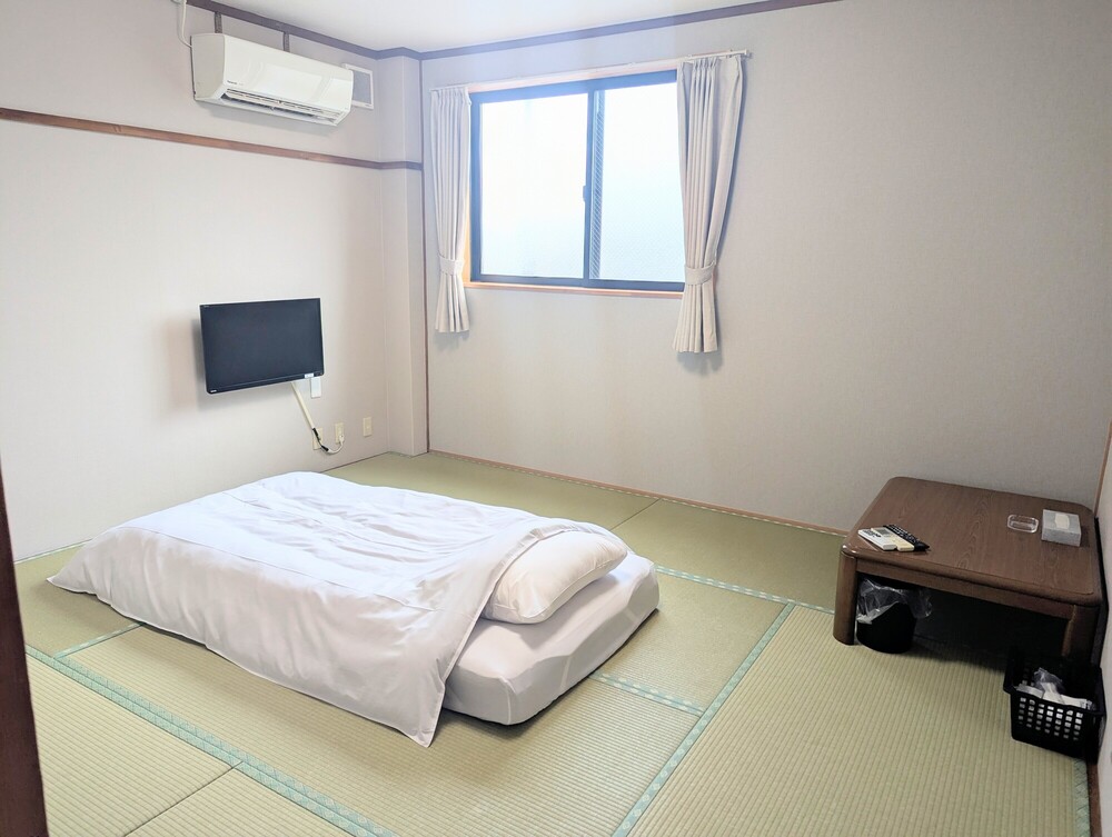 【喫煙】★3階和室8畳★2名様★素泊まり市内最安値★Wi-Fi完備★共同シャワー