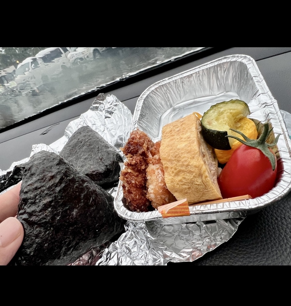おむすび弁当付き