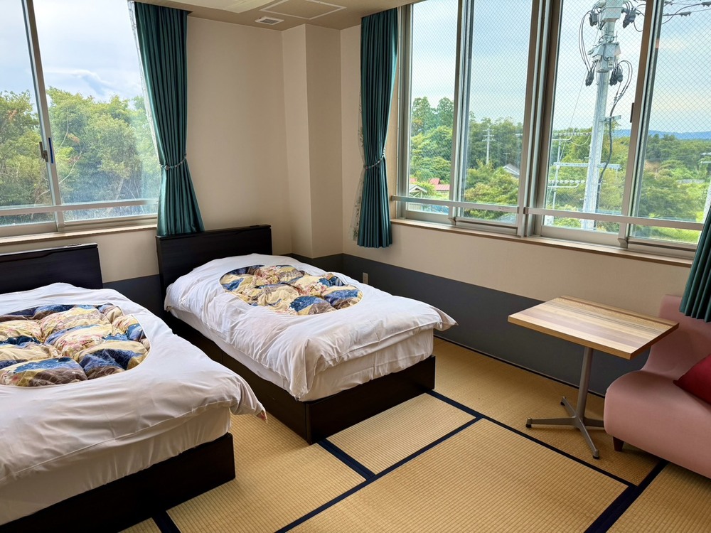 【かつお】2階宿泊 ベッド2台 トイレ付 山側（10畳3名）