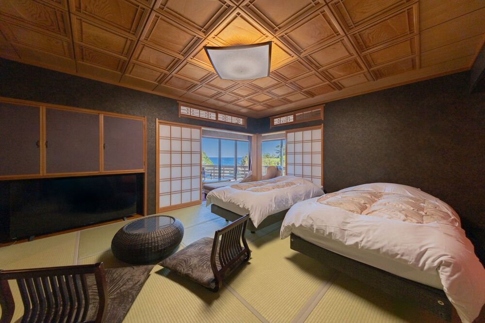 南館　海の見える和室10畳＋縁側4畳　バス・トイレ付　Wi-Fi無料