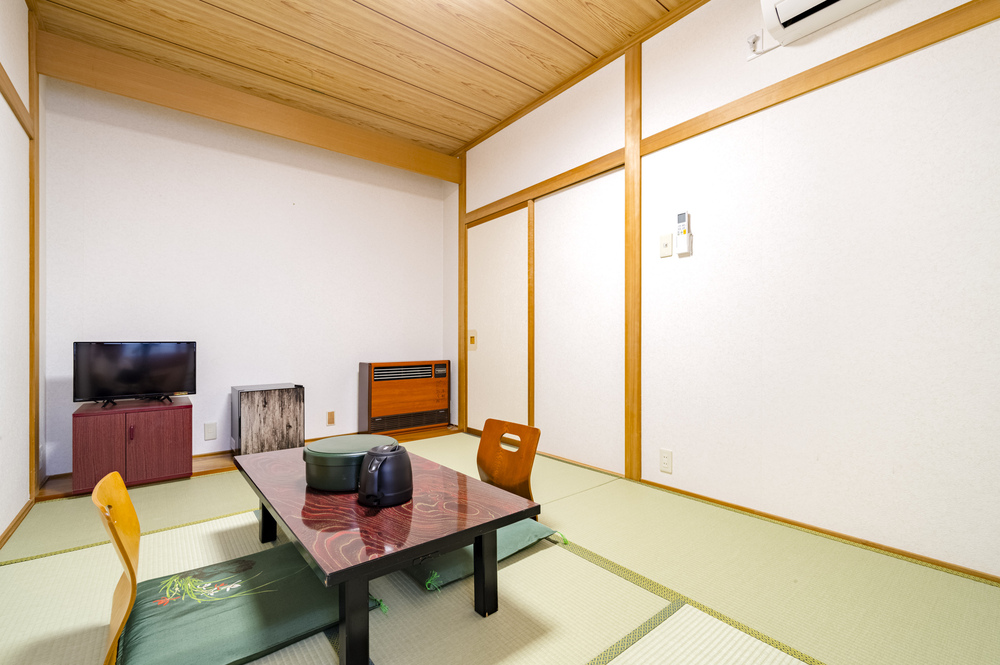 【2人部屋】203・205／バス・トイレ付き／エアコン完備