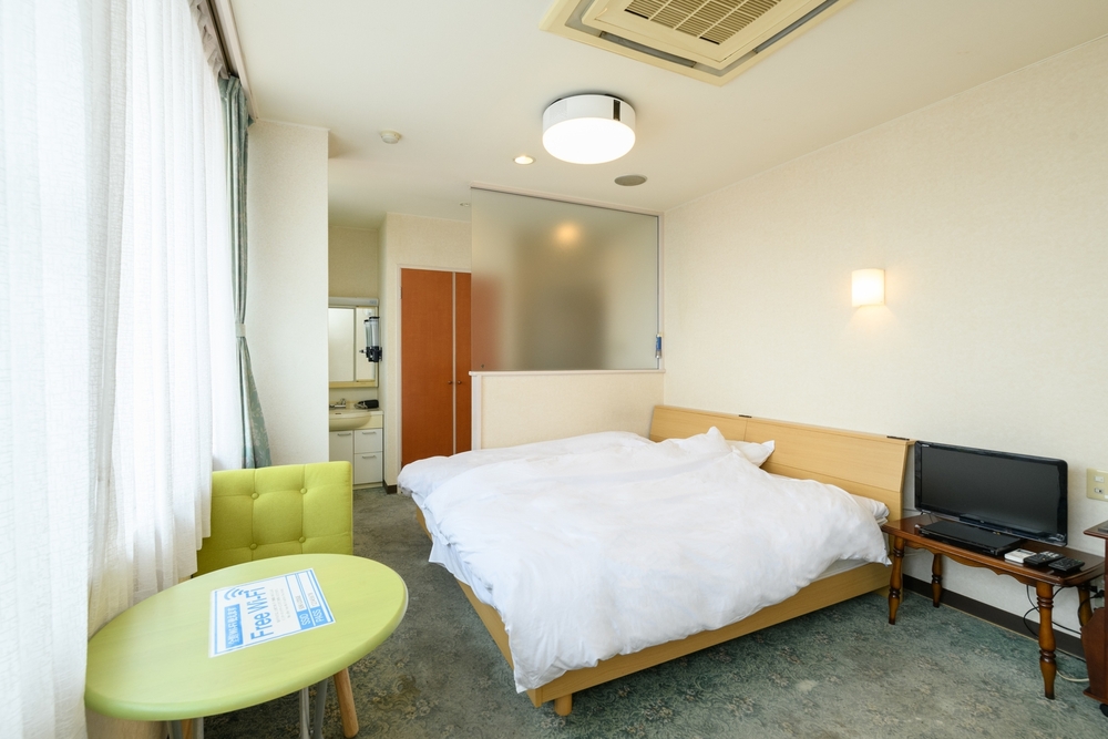 ツインルーム（バス・トイレなし）120インチ大画面