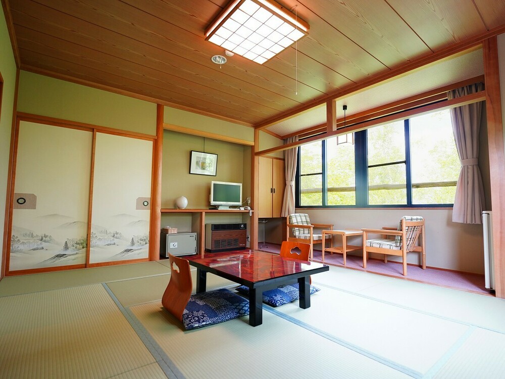  【新館和室10畳（冬季）】白樺の林を眺める広めの客室