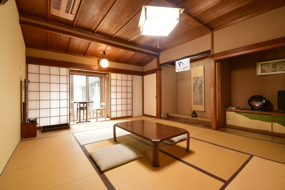 Japanese-style room (10 tatami mats) Garden side