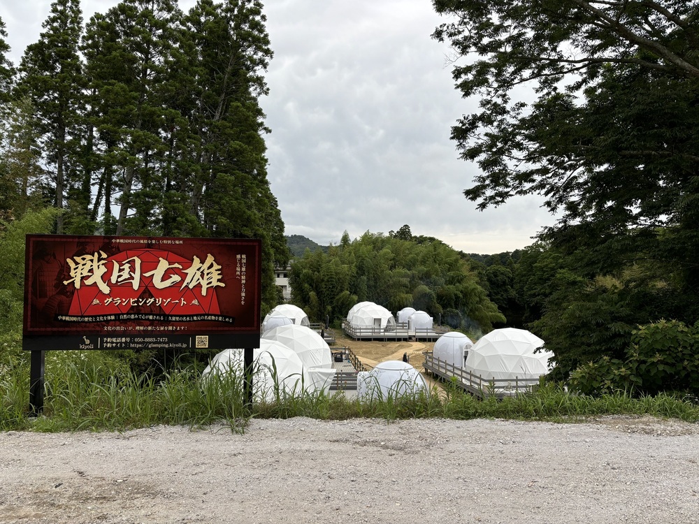 ダブルベッド1台+シングルベッド2台・トイレ浴室個別